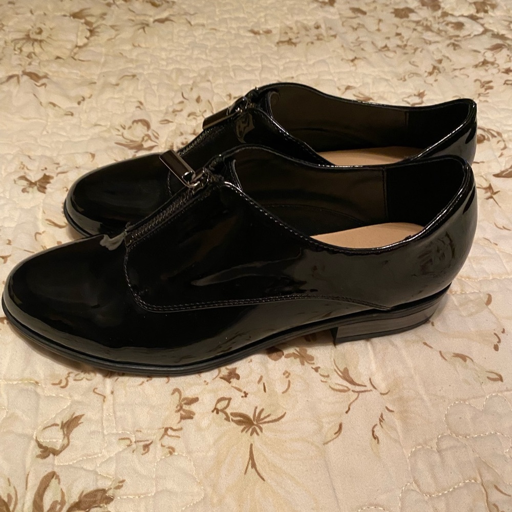 Women’s black flats